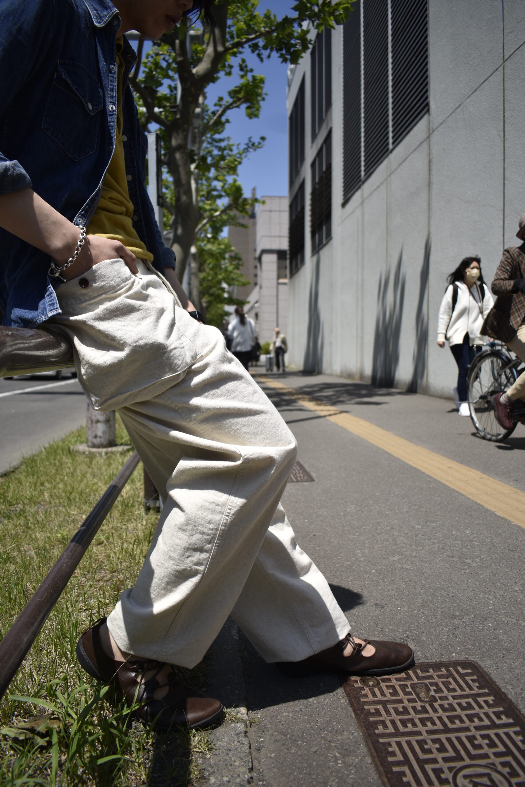 定価4.4 BONCOURA コットンリネンダンガリー 43カーゴパンツ-