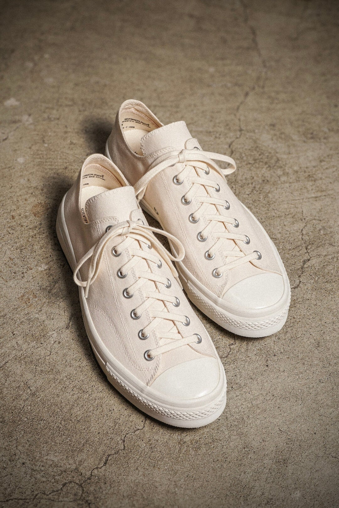 gumshoes